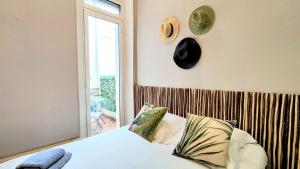 戛纳KOSY Spa, Les Princes的卧室配有一张床,墙上挂着一个钟