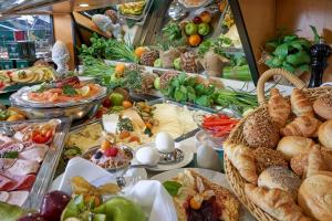 莱比锡莱比锡阿尔特麦斯佰伦斯酒店的自助餐,包含各种不同的食物