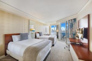阳光岛滩15th Floor Luxury Suite at Trump Int Resort的酒店客房设有两张床和一个阳台。