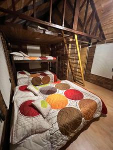 PanquebaHotel Campestre Cabañas de la Sierra Nevada de El Cocuy的一间卧室,配有两张床