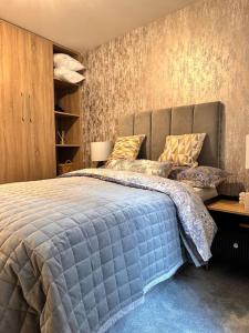 莱斯特Luxurious Flat at Leicester Town的一间卧室配有一张带枕头的大蓝色床。