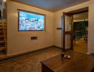 舍夫沙万莫利诺花园酒店的客厅的墙上设有大窗户