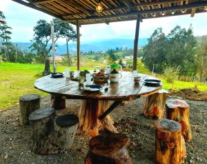 昆卡ADOBE HOUSE的一张用树 ⁇ 木制作的野餐桌