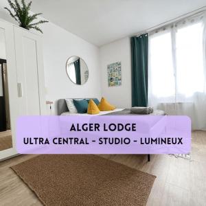 南特Alger Lodge的一间卧室,在房间内配有一张紫色的床