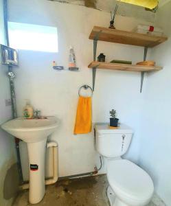 昆卡ADOBE HOUSE的浴室配有白色卫生间和盥洗盆。