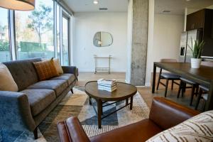 圣地亚哥Nimitz Crossing Luxury Residences的客厅配有沙发和桌子