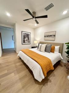 圣地亚哥Nimitz Crossing Luxury Residences的一间卧室配有一张大床和吊扇