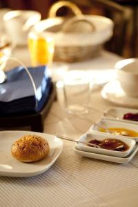 贝卢诺阿里索勒迪卡维萨果住宿加早餐酒店的桌子上放着一盘食物的桌子