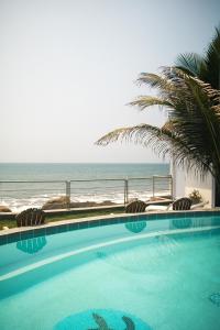 AtitancitoPacífico Cielo Eco Hotel的海景游泳池