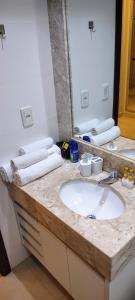巴西利亚The Sun Resort - Super Apartamento de 2 quartos - 1 suíte e 1 reversível的一间带水槽和大镜子的浴室