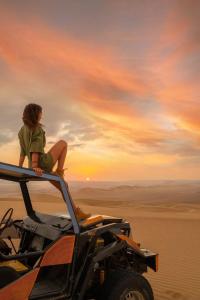 伊察Baliyesan的坐在沙漠四轮摩托车顶上的女人