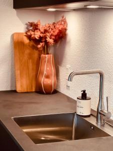 锡尔克堡The Old Hotel Silkeborg - 1TH的厨房柜台设有水槽和花瓶