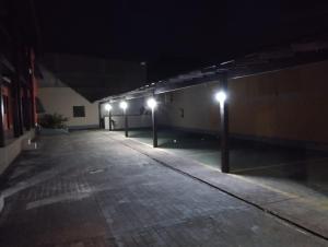 瓜拉派瑞Pousada Paraiso Guarapari的夜间有街灯的空停车位
