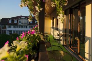 切霍齐内克安达卢西亚SPA休闲住宿加早餐旅馆的阳台配有桌椅和鲜花。