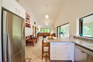 阿鲁坦加卡帕卡帕度假屋的带冰箱的厨房和客厅