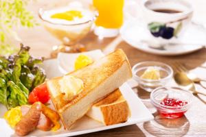 泉佐野王子空港城市酒店的桌上的烤面包和蔬菜等食物