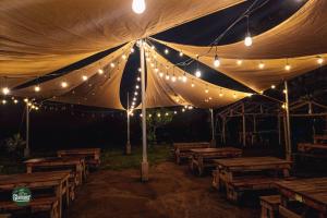 Glamper Grove- Real, Quezon的帐篷配有木桌和灯