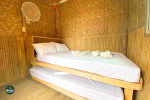 Glamper Grove- Real, Quezon的小型客房的一张床位,设有木墙