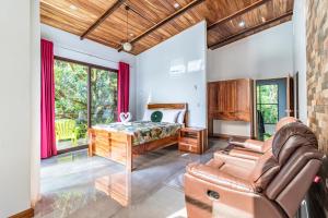 蒙泰韦尔德哥斯达黎加Cougar Monteverde的客厅配有沙发和1张床