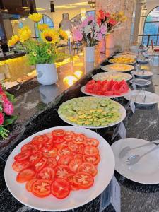 河江Phoenix Hotel Hà Giang的包括西红柿和蔬菜的自助餐