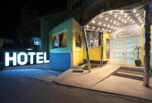 克拉列沃加尼水晶酒店的酒店晚上点亮