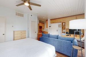 帕德雷岛Starfish的一间卧室配有蓝色的沙发和吊扇
