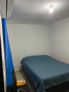 巴耶杜帕尔Festival vallenato的一间小卧室,配有床和蓝色的床罩