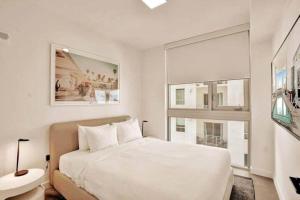 迈阿密Miami Sunset City View 1809的白色的卧室设有一张大床和一个窗户