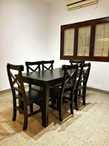 巴拉那Casa entre el centro y el río, la Mejor Ubicación en Paraná的一张黑色餐桌,配有四把椅子