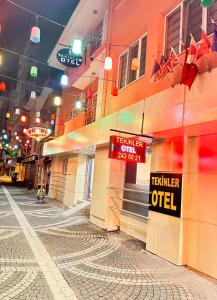 巴勒克埃西尔TEKİNLER OTEL的街道一侧有标志的建筑