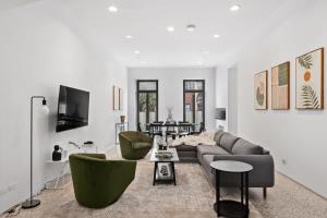 纽约Chelsea Canvas II by RoveTravel Large 3BR Duplex的客厅配有沙发和椅子