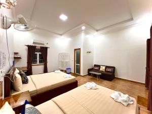 森莫诺隆Chomkatae Bungalows的一间客房配有两张床和一张沙发