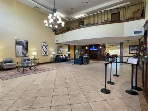 休斯顿Spark Suites Hobby Airport的拥有高天花板的酒店大堂