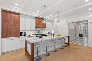 纽约Riverside by Rove Travel 7BR Modern Townhouse的一个带白色橱柜和大岛的大厨房