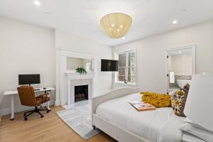 纽约Riverside by Rove Travel 7BR Modern Townhouse的白色的客厅配有床和书桌
