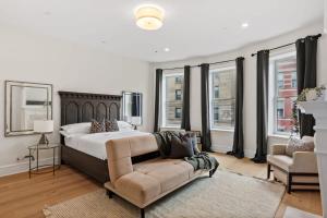 纽约Riverside by Rove Travel 7BR Modern Townhouse的一间卧室配有一张大床和一张沙发