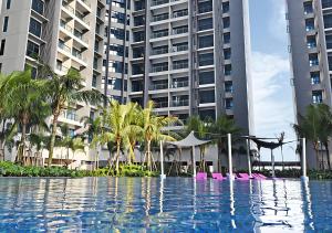 马六甲Atlantis Residences Melaka by Be My Guest Management的一座大建筑前的游泳池