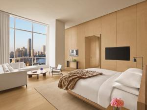 上海上海艾迪逊酒店的一间卧室设有一张大床和一个大窗户