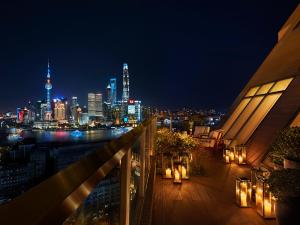 上海上海艾迪逊酒店的享有城市天际线的美景。