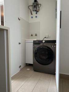 巴拿马城Apartamento en Panama的洗衣房配有洗衣机