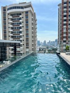 巴拿马城Apartamento en Panama的一座建筑顶部的游泳池