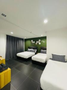 Wakaf BaharuHalo Rooms Hotel的酒店客房带两张床,另作广告