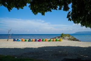 大松巴哇Samawa Seaside Resort的海滩上一群五颜六色的遮阳伞