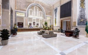 麦地那دار الإيمان الحرم - Dar Aleiman Al Haram的清真寺的大厅,里面配有沙发和钢琴