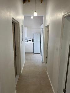 Cedar GroveLarge Modern Space的厨房里空空的走廊,配有白色家电