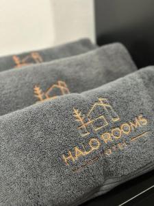 Wakaf BaharuHalo Rooms Hotel的一条有文字的毛巾上还有空间