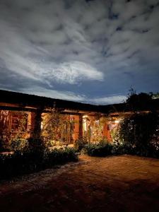 San Andrés HuayapanHuayápam Yù'ú Lodge的一座砖砌的建筑,晚上有灯
