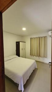 弗洛里亚诺波利斯Refugio Bela Ilha via Barco的一间卧室设有两张床和窗户。