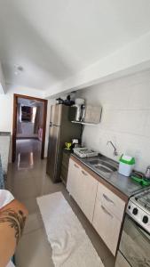 弗洛里亚诺波利斯Refugio Bela Ilha via Barco的一间带水槽和冰箱的小厨房