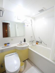 佐世保佐世保阳西酒店的浴室配有卫生间、盥洗盆和浴缸。